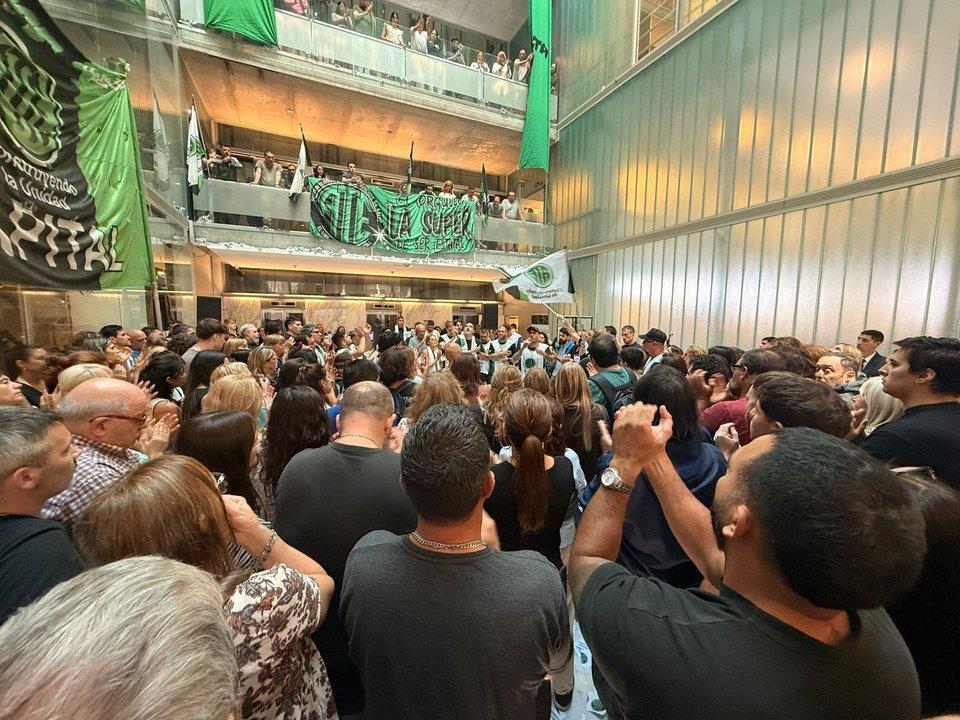 ATE haraacute paros a la japonesardquo por posibles despidos en la Superintendencia de Salud