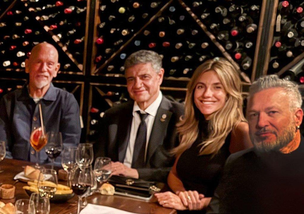 El actor John Malkovich compartioacute una cena con Jorge Macri en una parrilla en Palermo