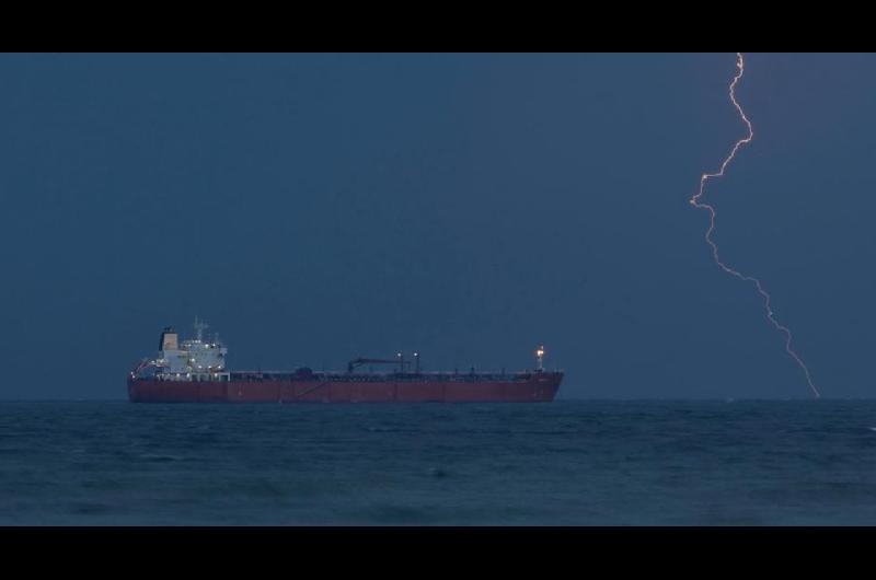 Iraacuten desafiacutea el ultimaacutetum de Trump y restringe el paso por el estrecho de Ormuz