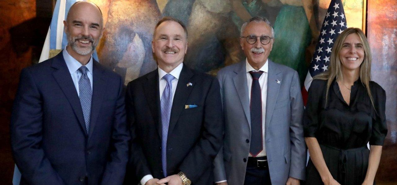 El ministro Lugones recibioacute a representantes de una compantildeiacutea para lanzar un Centro Global de Datos Cliacutenicos