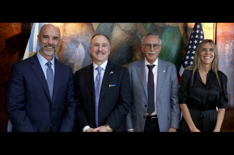 El ministro Lugones recibioacute a representantes de una compantildeiacutea para lanzar un Centro Global de Datos Cliacutenicos