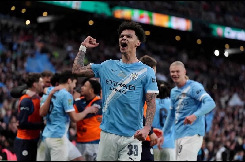 El Manchester City le ganoacute 2-0 al Arsenal y se quedoacute con el tiacutetulo en la Copa de la Liga