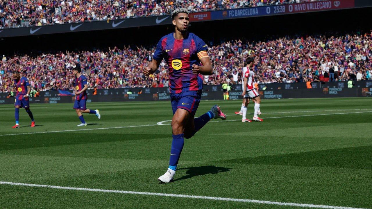 El Barcelona le ganoacute con lo justo al Rayo Vallecano y dio un gran paso en la buacutesqueda del tiacutetulo en LaLiga de Espantildea