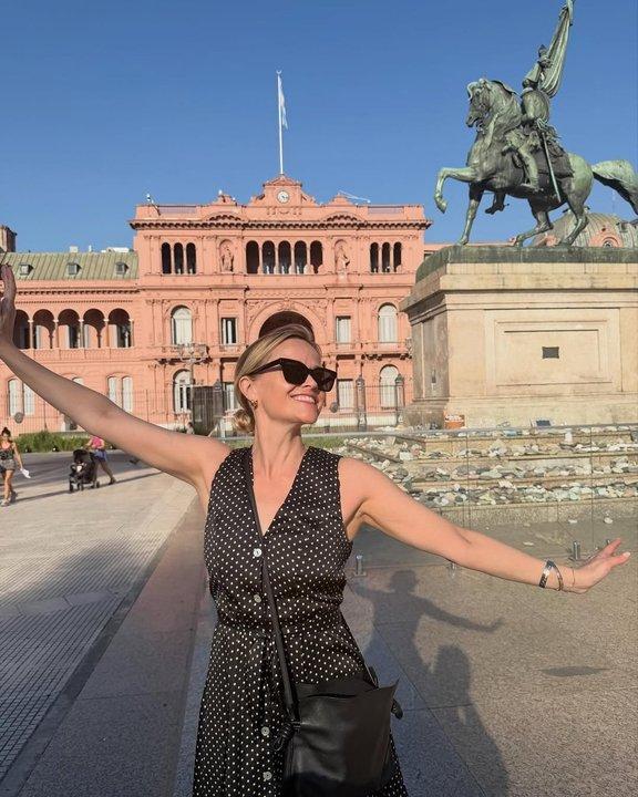 Reese Witherspoon entre la Casa Rosada Plaza de Mayo y el Malba
