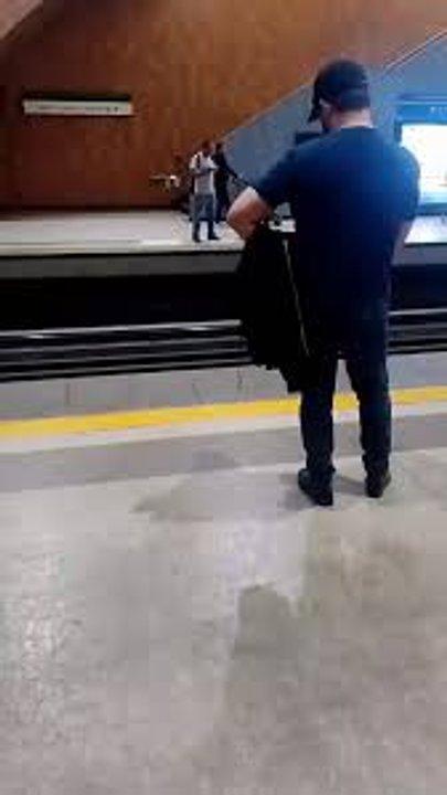 Boric en el llano- viralizan video del ex presidente chileno en el Metro de Santiago