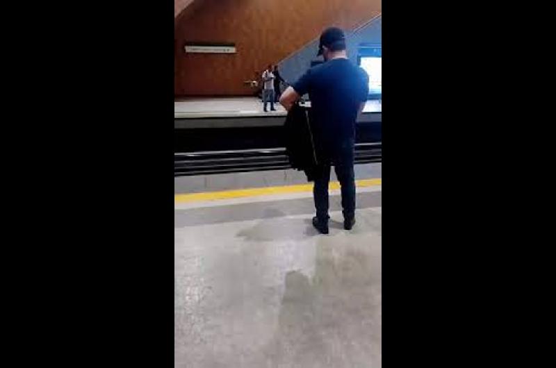 Boric en el llano- viralizan video del ex presidente chileno en el Metro de Santiago