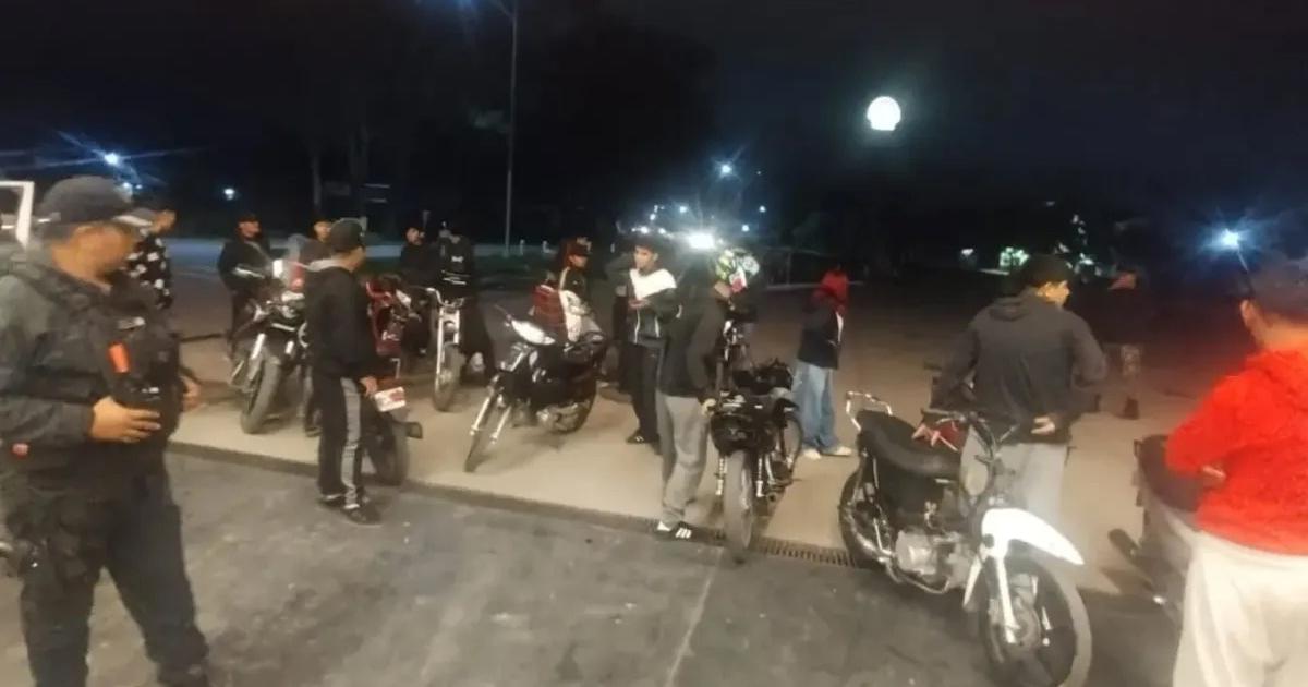 Vecinos enfrentaron a joacutevenes y denuncian abandono