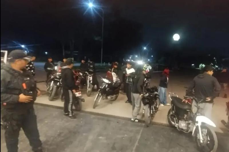 Vecinos enfrentaron a joacutevenes y denuncian abandono