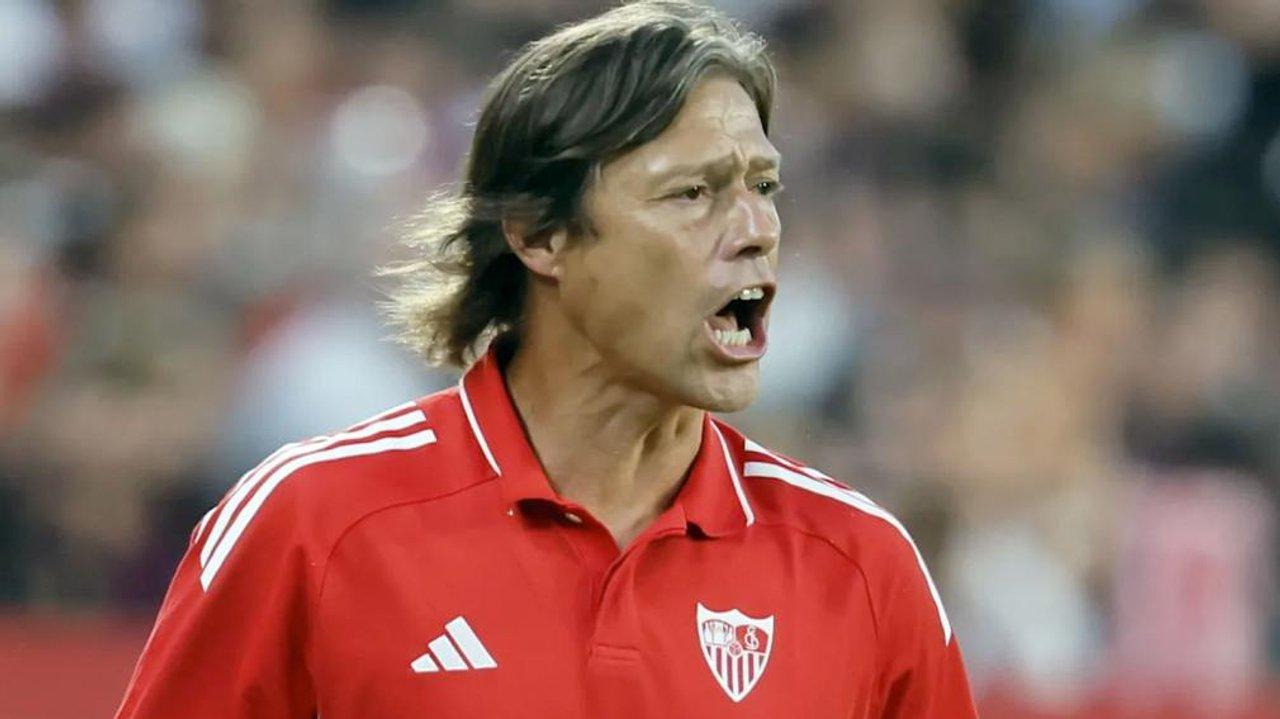 Almeyda dejoacute de ser el director teacutecnico del Sevilla de Espantildea