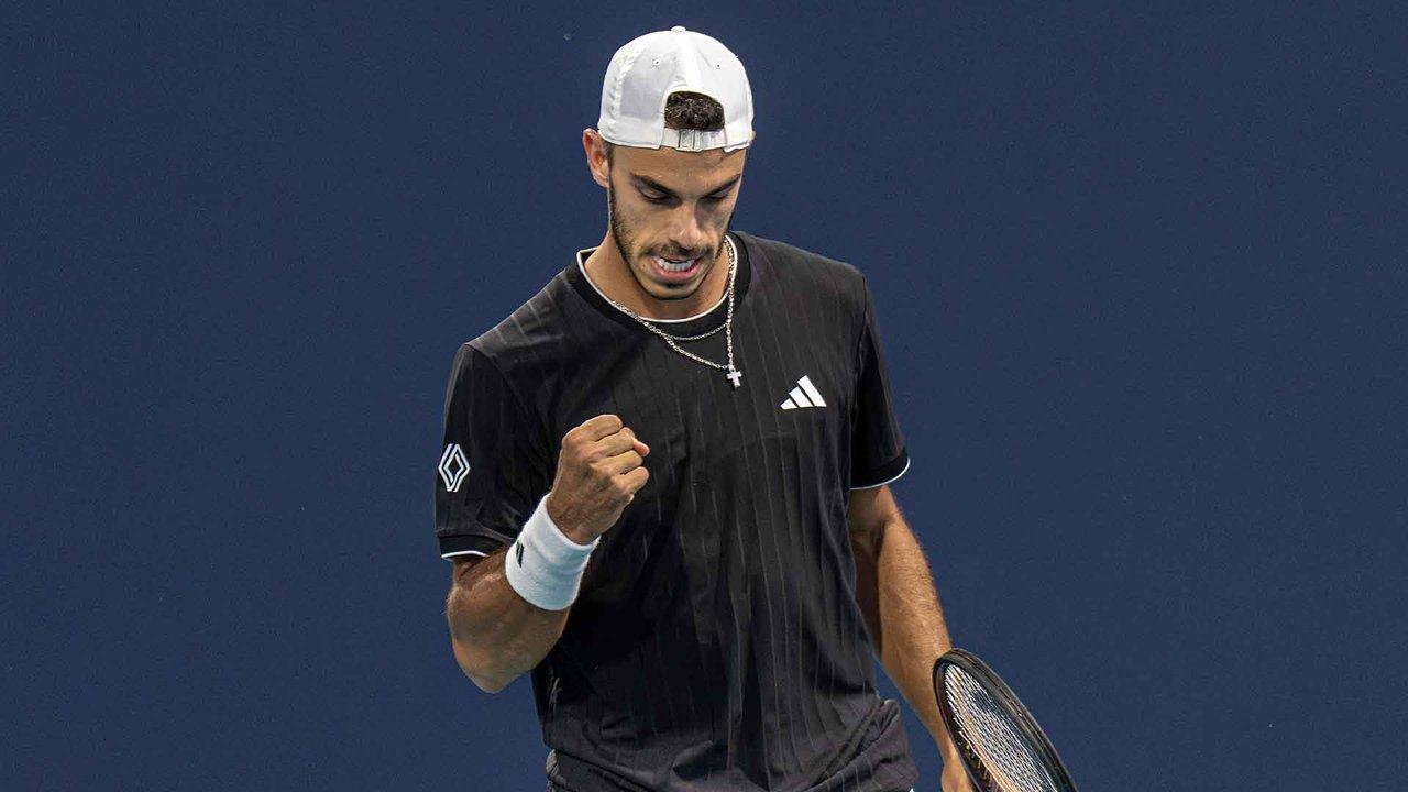 Francisco Ceruacutendolo dio el batacazo ante Medvedev y clasificoacute a los octavos de final del Masters 1000 de Miami