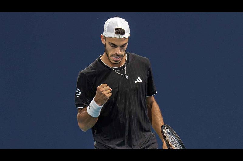 Francisco Ceruacutendolo dio el batacazo ante Medvedev y clasificoacute a los octavos de final del Masters 1000 de Miami