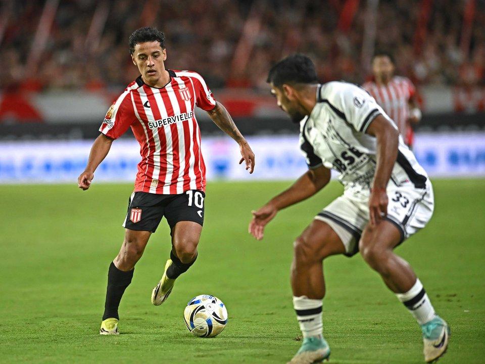 Torneo Apertura- Estudiantes de La Plata goleoacute a Central Coacuterdoba y quedoacute a un punto del liacuteder Veacutelez