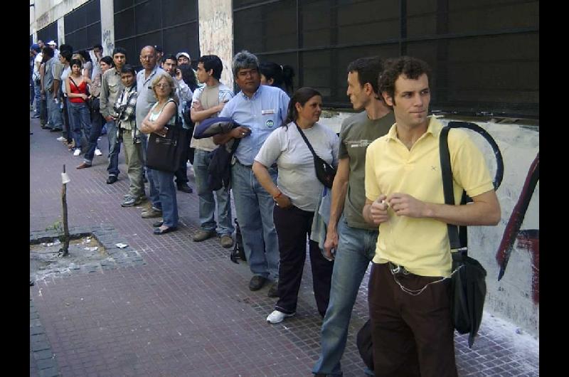 Maacutes gente desocupada o disconforme sale a buscar trabajo mientras la oferta de empleos se contrae