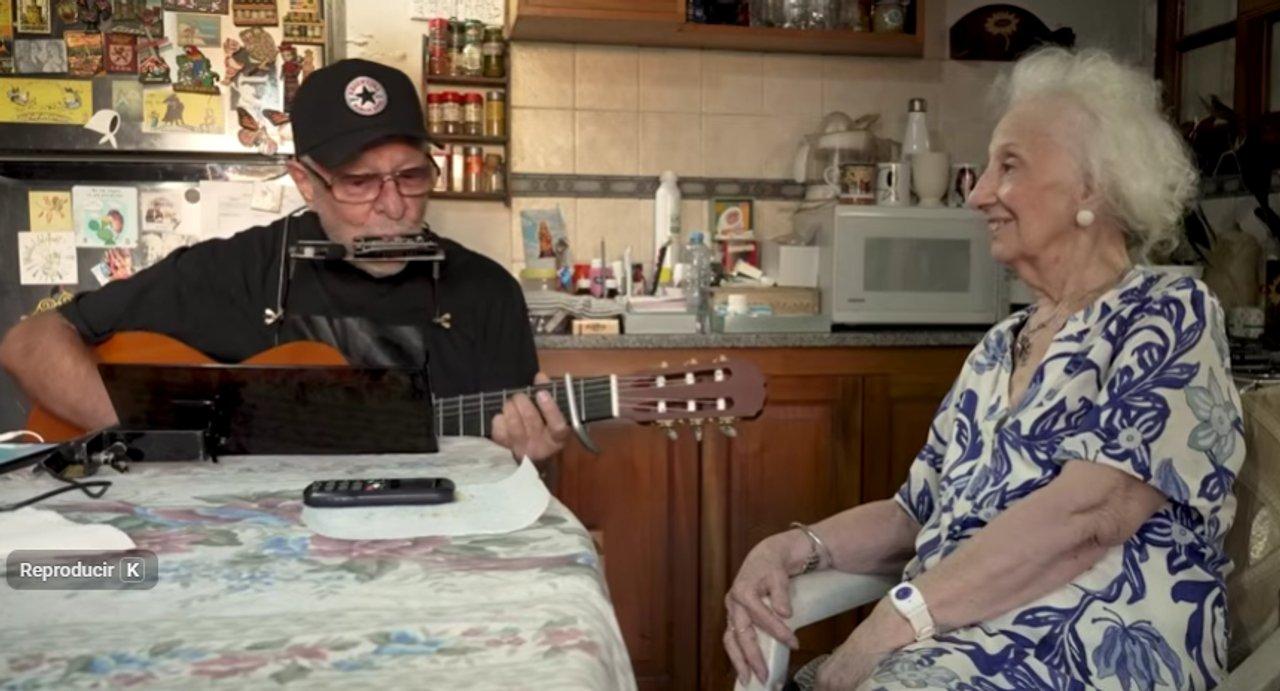 Leoacuten Gieco cantoacute ldquoLa Memoriardquo con la presencia de Estela de Carlotto