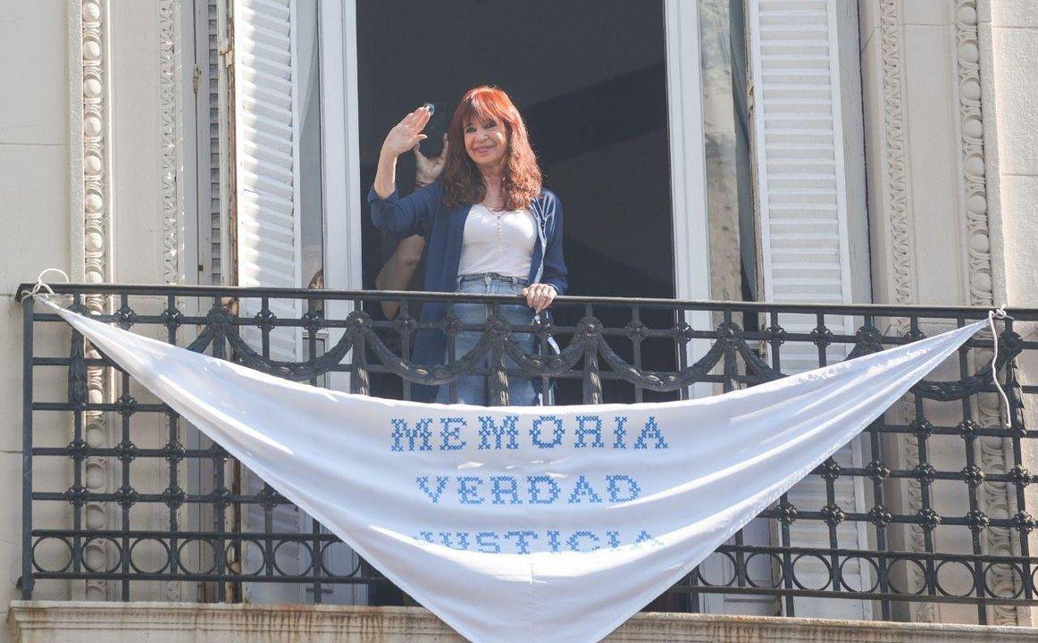 Cristina Kirchner colocoacute una bandera con la consigna Memoria Verdad y Justicia en su balcoacuten