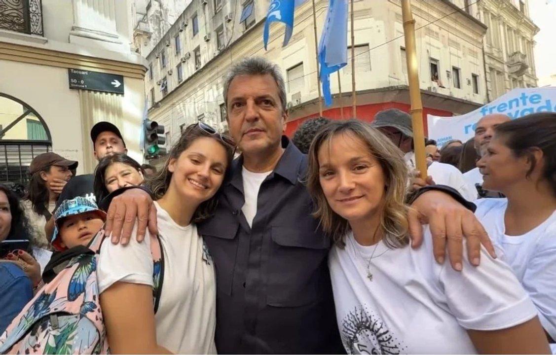 Sergio Massa en la Plaza de Mayo- lejos de La Caacutempora y de Kicillof