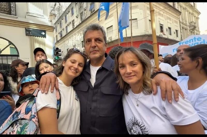Sergio Massa en la Plaza de Mayo- lejos de La Caacutempora y de Kicillof