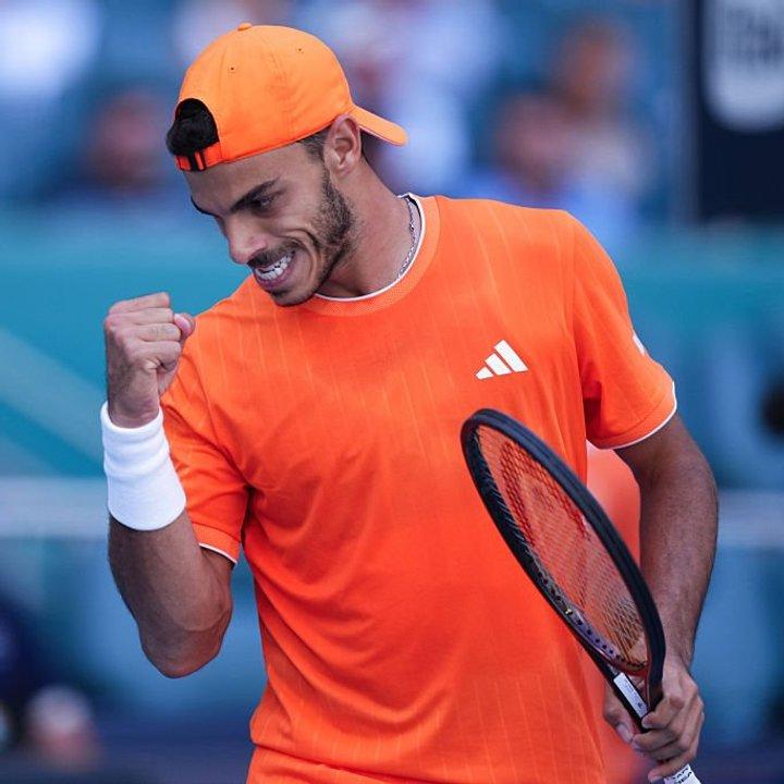 Francisco Ceruacutendolo sumoacute un gran triunfo ante Hubert y se metioacute en cuartos del Masters de Miami