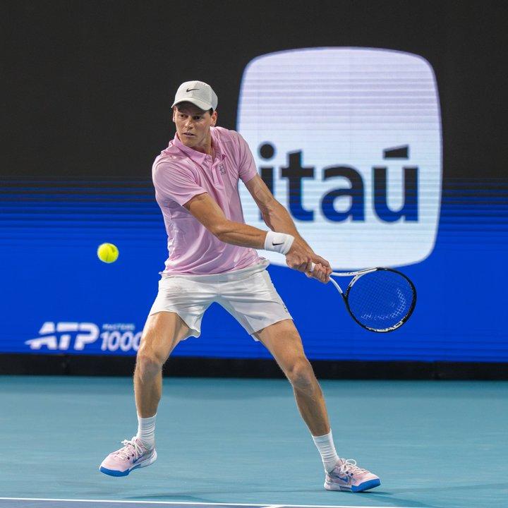 Jannik Sinner ganoacute y se metioacute en cuartos de final del Masters de Miami