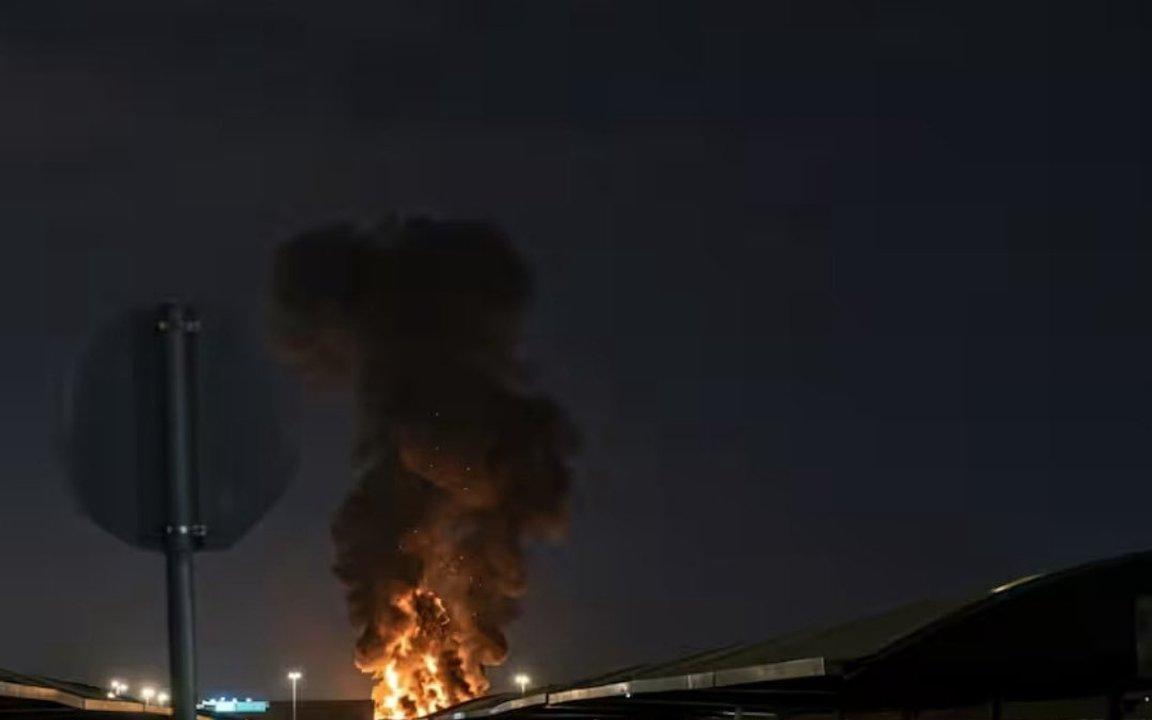 Un depoacutesito de combustible del aeropuerto de Kuwait se incendioacute tras un ataque con drones y misiles