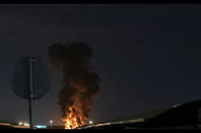 Un depoacutesito de combustible del aeropuerto de Kuwait se incendioacute tras un ataque con drones y misiles