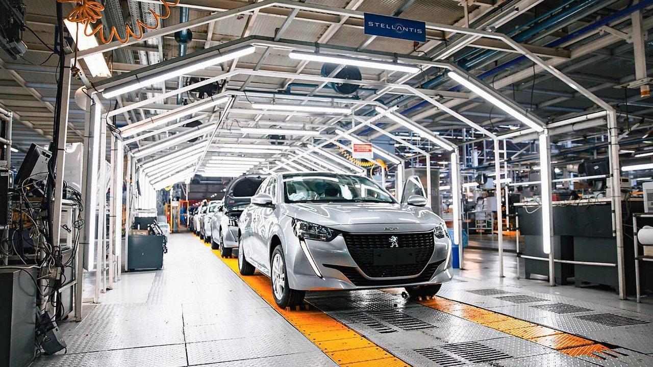 Reducen la produccioacuten y abren retiros voluntarios en la planta donde fabrican los Peugeot ldquoargentinosrdquo