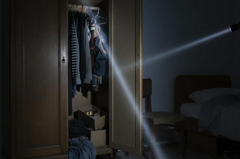 Entroacute a robar se escondioacute en un ropero lo encontraron trato de huir y lo atraparon