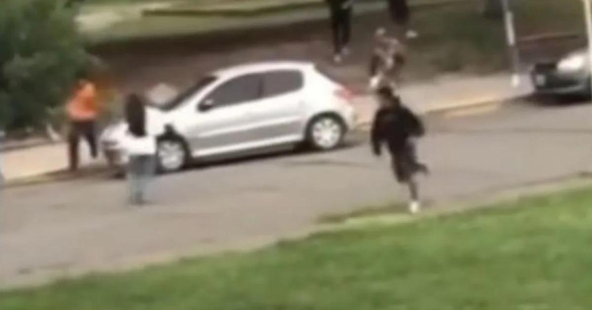 Un joven fue atacado por varias personas en Plaza de Los Inmigrantes