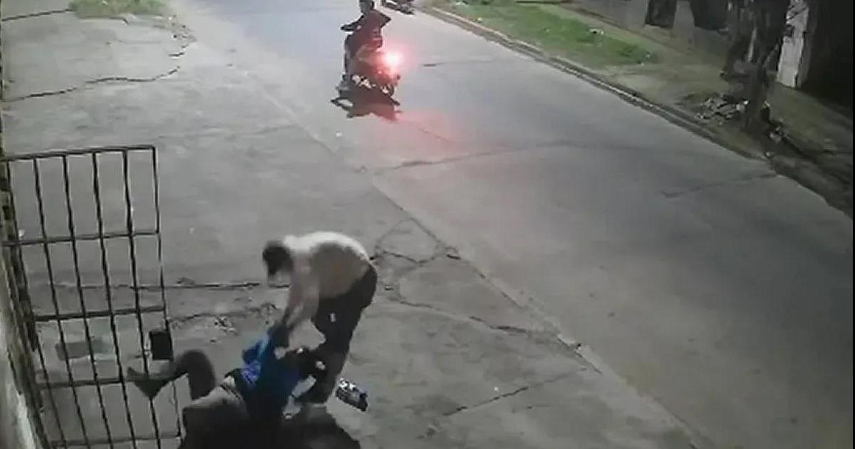 Motochorros asaltaron a una mujer a punta de cuchillo en barrio Malvinas