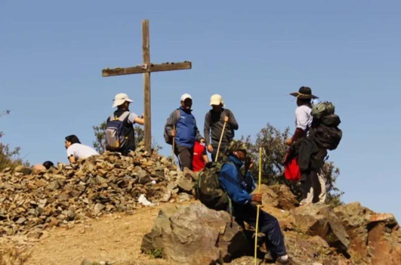 Cientos de peregrinos comienzan a ascender a Punta Corral