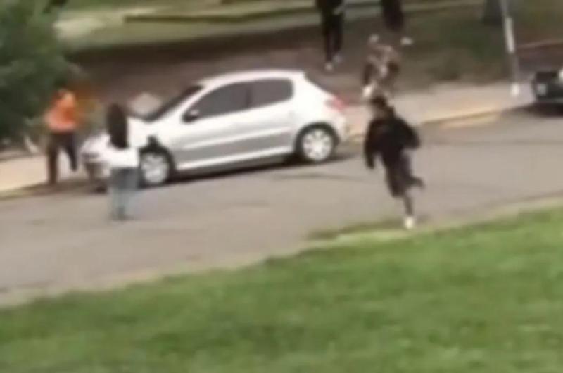 Un joven fue atacado por varias personas en Plaza de Los Inmigrantes