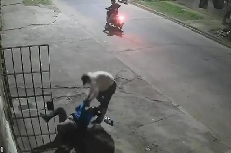 Motochorros asaltaron a una mujer a punta de cuchillo en barrio Malvinas