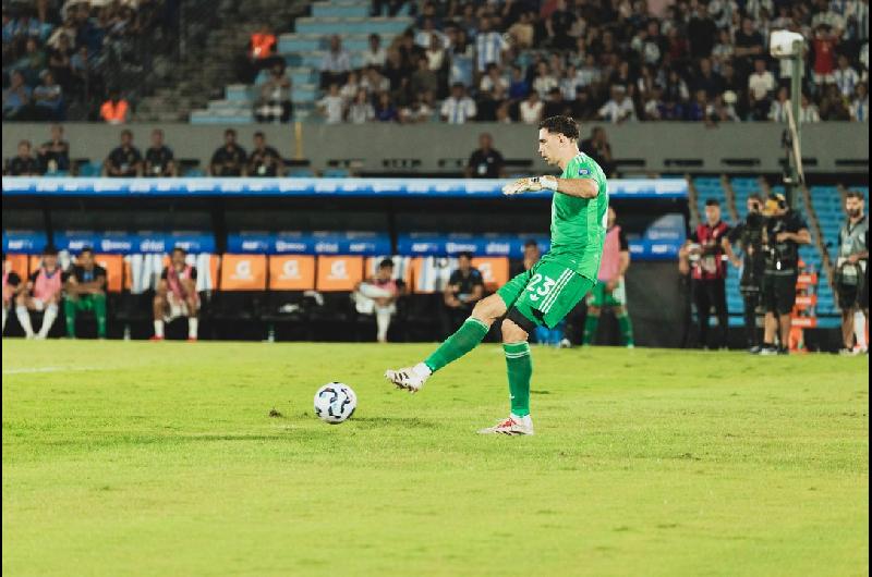 El Dibu Martiacutenez la figura argentina en un partido con poco brillo ante Mauritania