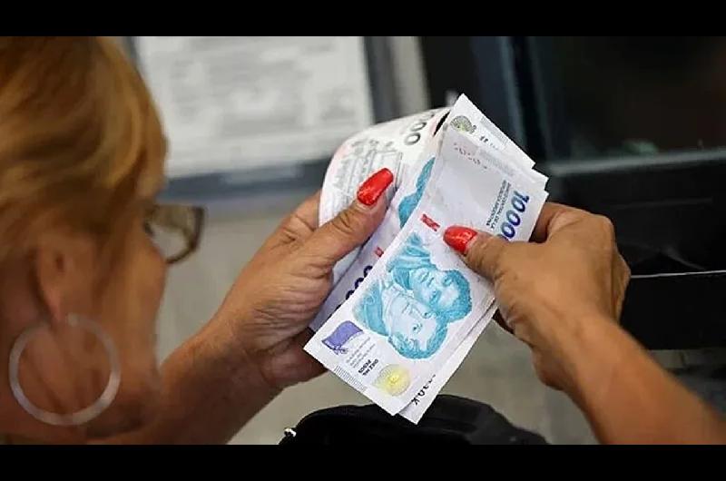 Abril llega con fuertes subas en transporte luz y prepagas- cuaacutento habraacute que pagar