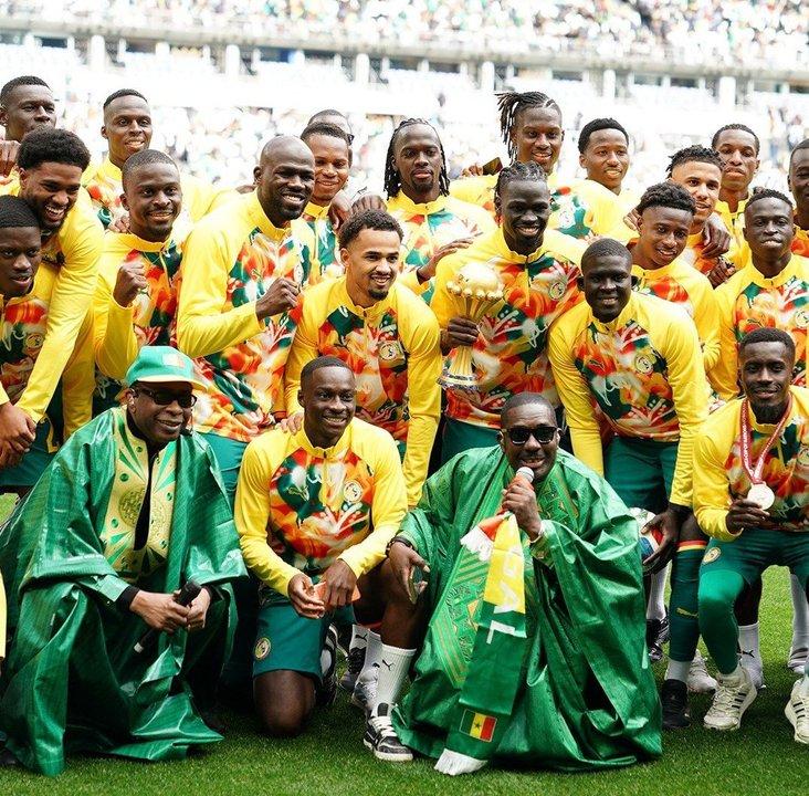 En plena disputa legal la seleccioacuten de Senegal salioacute a la cancha con la Copa Africana