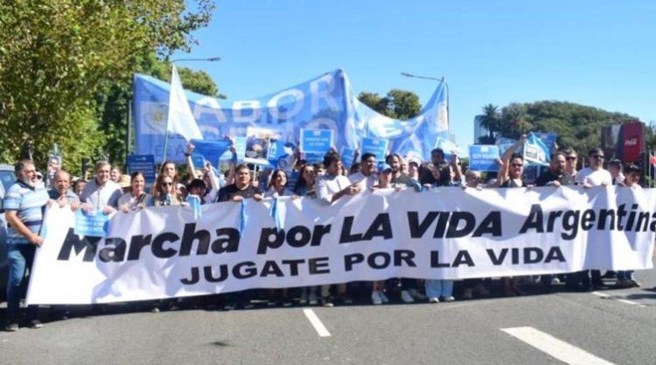 Marcha por la Vida- miles de personas se movilizaron en Plaza Italia
