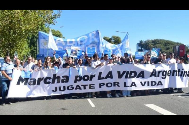 Marcha por la Vida- miles de personas se movilizaron en Plaza Italia