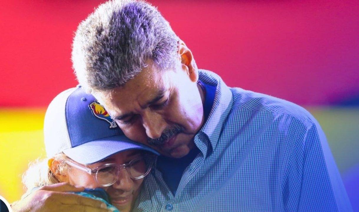 Maduro y su esposa pidieron paz para su paiacutes en un mensaje en redes sociales
