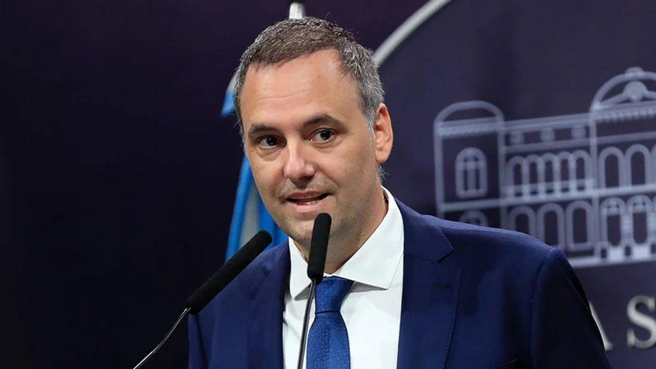 La denuncia que complica a Adorni y sacude al Gobierno- Viajes propiedades y daacutedivas