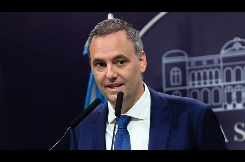 La denuncia que complica a Adorni y sacude al Gobierno- Viajes propiedades y daacutedivas