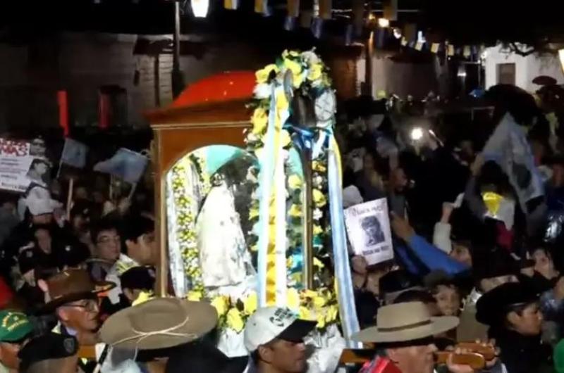 La Mamita del Cerro descendioacute junto a miles de devotos