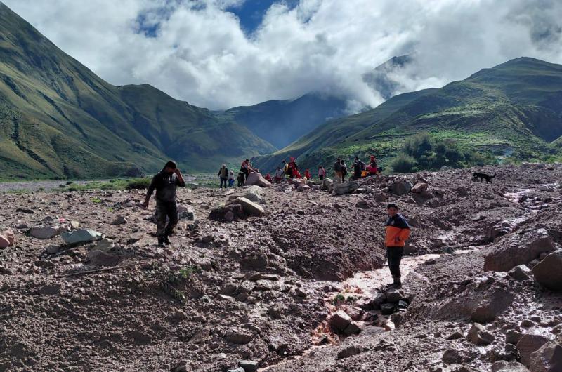 Exitosa evacuacioacuten de peregrinos en Tumbaya por la crecida del riacuteo