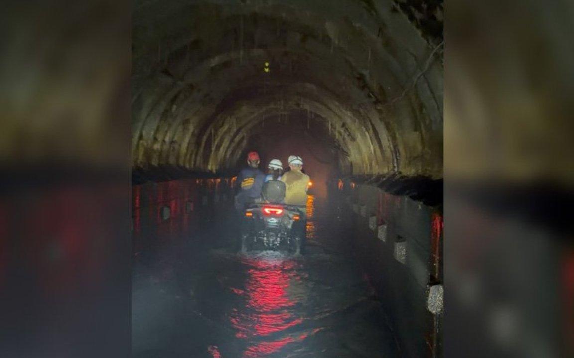 Venezuela- rescatan a ocho trabajadores atrapados en un tuacutenel hiacutedrico