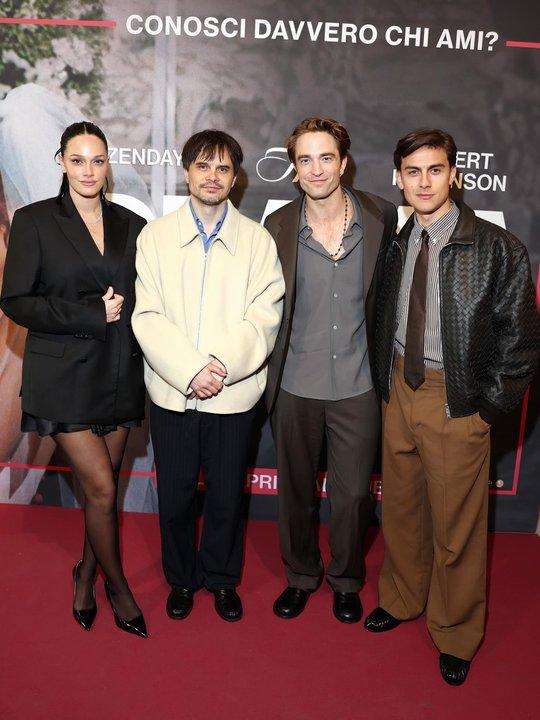 ldquoUn domingo diferenterdquo- Oriana Sabatini y Paulo Dybala posaron junto a Robert Pattinson 