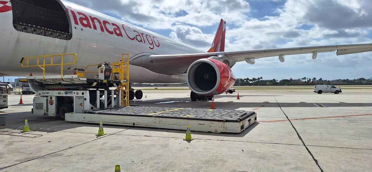 Aumentoacute en febrero un 07 -en-porciento- el traacutefico de carga aeacuterea en Lationoameacuterica