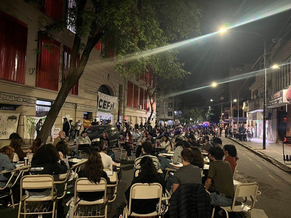 Docentes y estudiantes universitarios realizaraacuten clases puacuteblicas frente al departamento de Adorni en Caballito