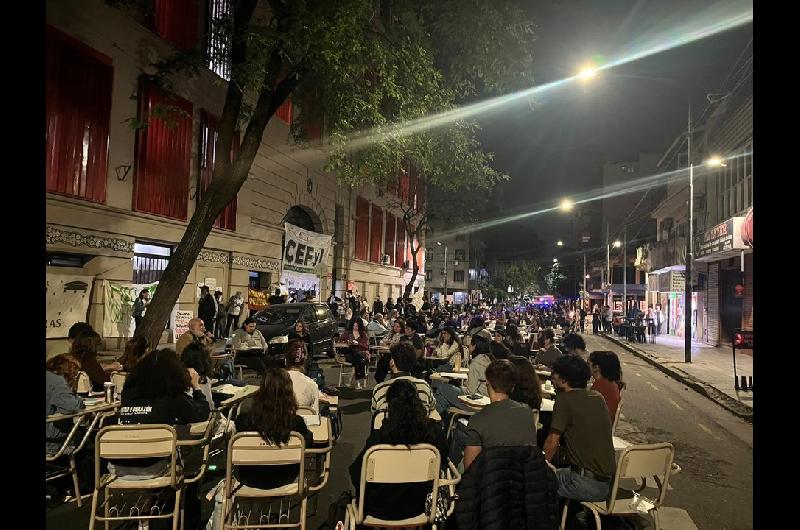 Docentes y estudiantes universitarios realizaraacuten clases puacuteblicas frente al departamento de Adorni en Caballito