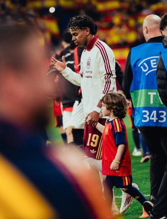 Lamine Yamal se quejoacute de los caacutenticos islamoacutefobos de los hinchas espantildeoles en el amistoso ante Egipto