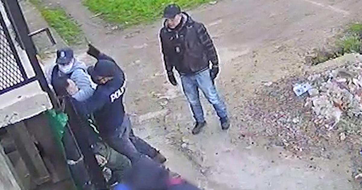 Vestidos como policiacuteas y simulando un allanamiento asaltaron a una familia