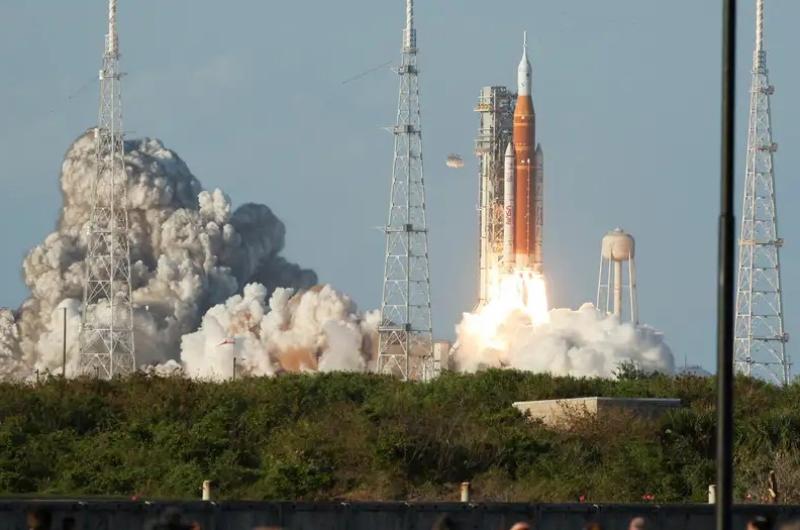 Artemis II despega con eacutexito y lleva 4 astronautas a la Luna